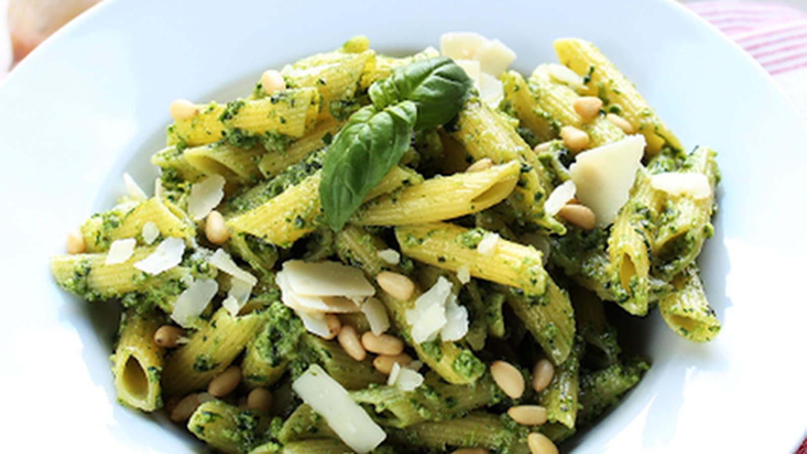 Pâtes penne au pesto de roquette et épinards