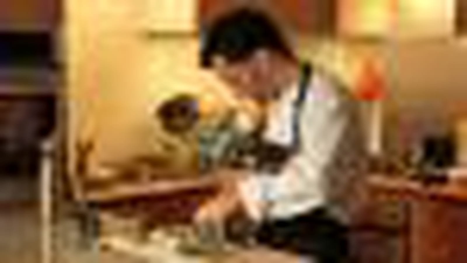 En cuisine, le chef s'active