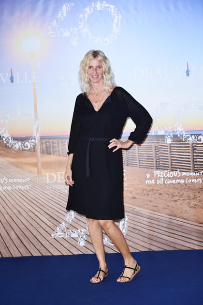 Sandrine Kiberlain en robe ceintur&eacute;e noire