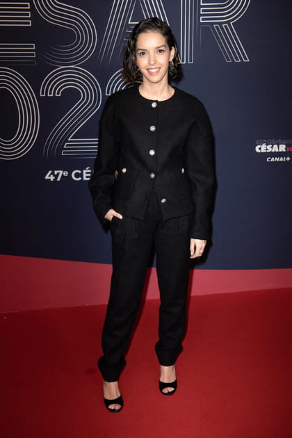 Lyna Khoudri en ensemble noir Chanel