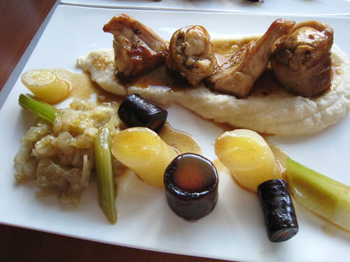 Lapin au romarin, purée de pomme de terre au macis, compotée de fenouil et quelques légumes glacés au jus