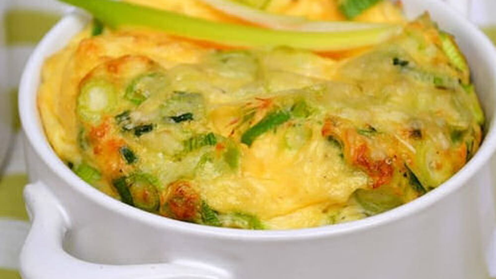 Omelette soufflée en cocottes aux jeunes oignons et à la ciboulette