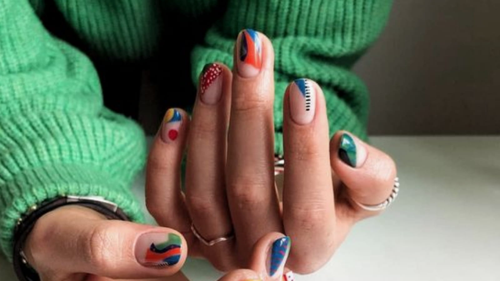 Une manucure multicolore esprit peinture