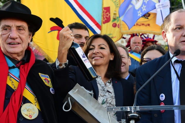 Anne Hidalgo prend de la bouteille