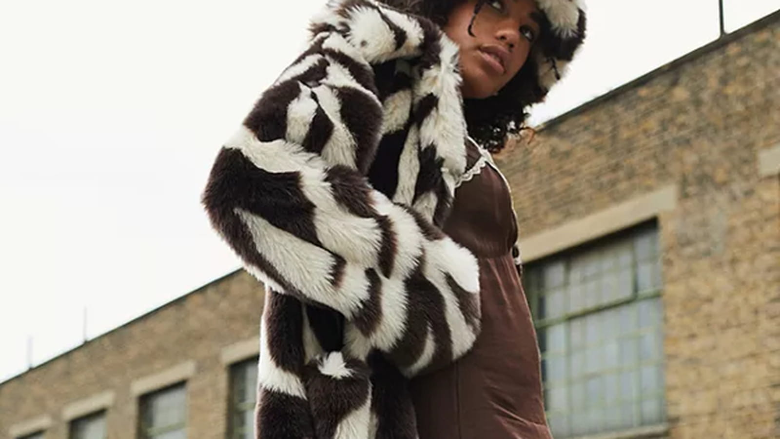 Manteau en fausse fourrure Urban Outfitters