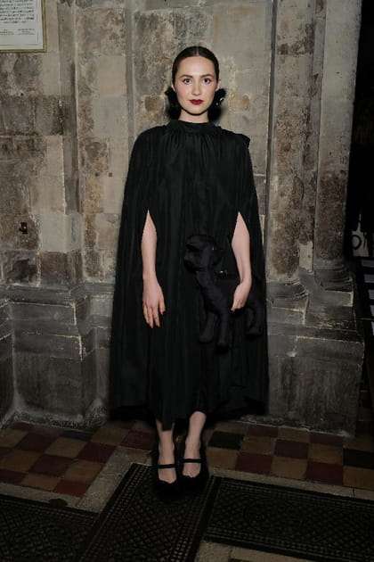 Maude Apatow en robe &agrave; cape noire et sac &agrave; main animal