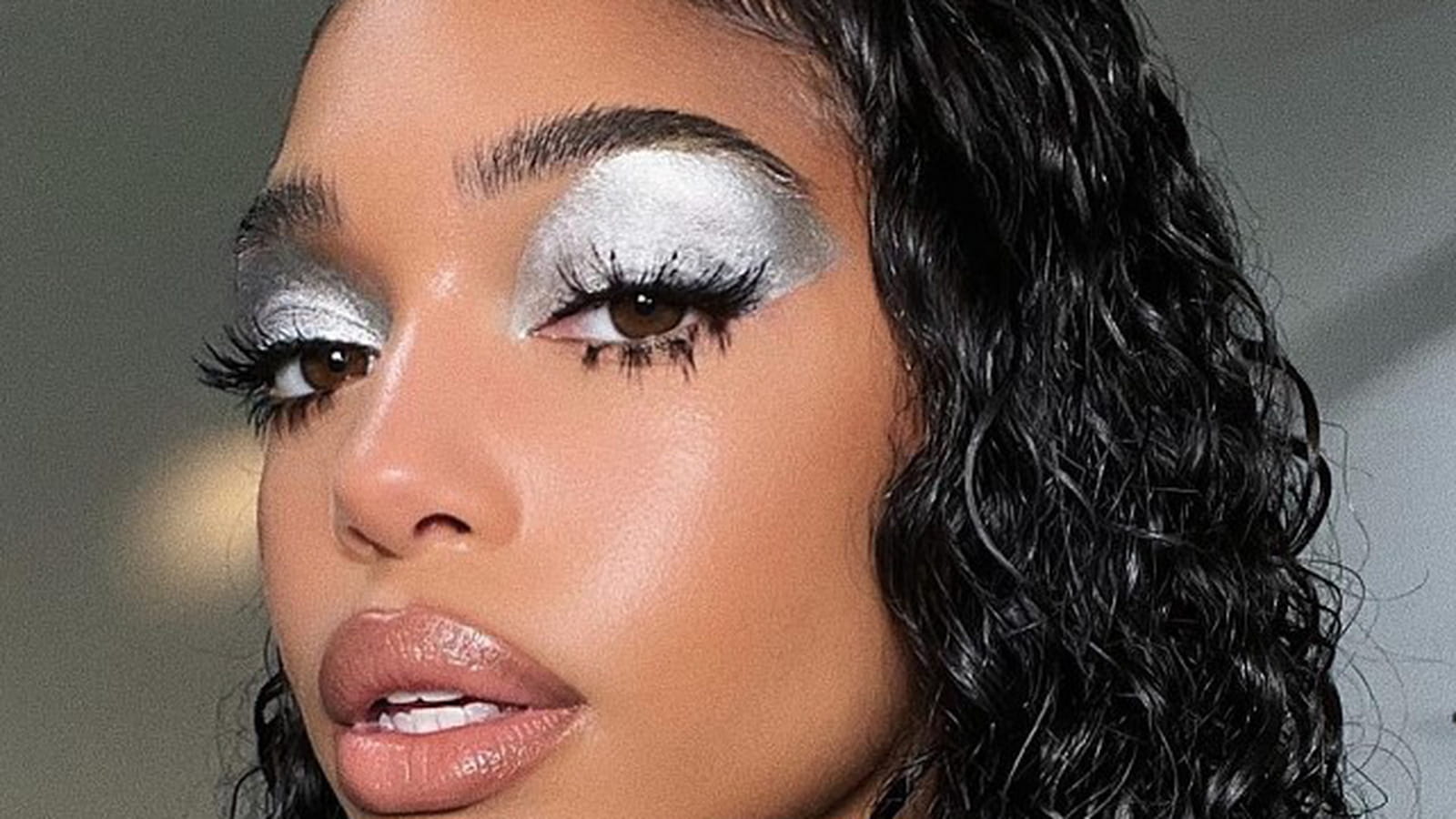 Lori Harvey et son fard à paupières chrome