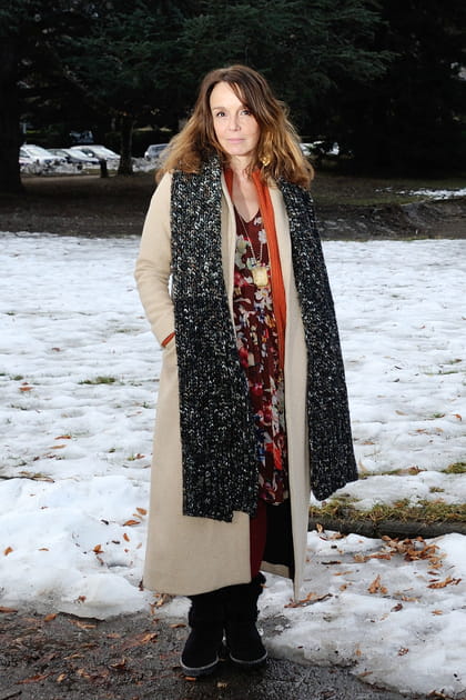 Philippine Leroy-Beaulieu en manteau beige et &eacute;charpe XXL grise