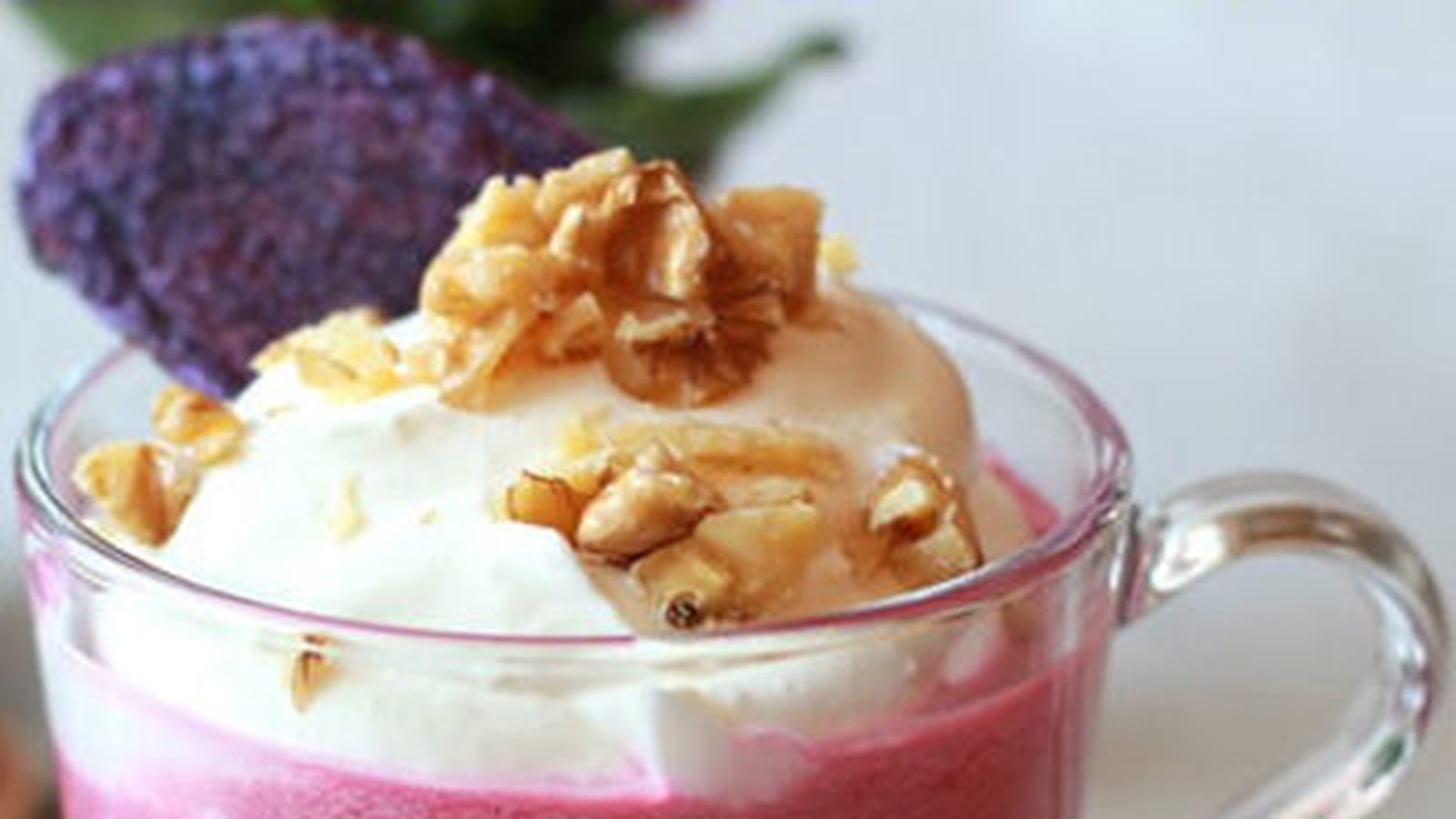 Cappuccino de betteraves, crème fouettée à la feta et noix
