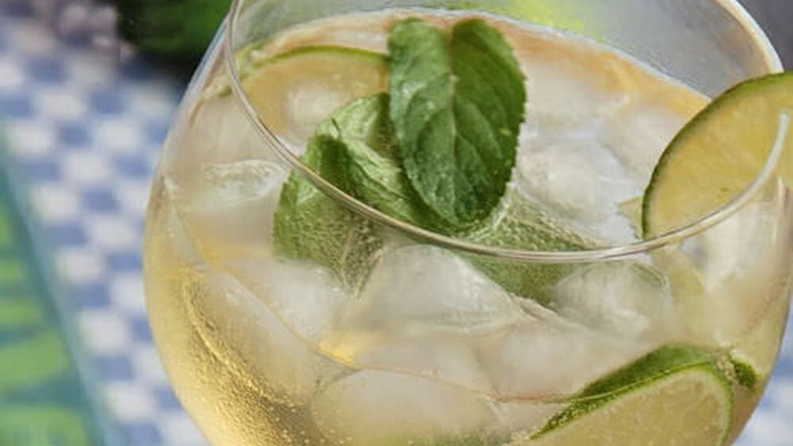 Cocktail Numajo au Prosecco, fleurs de sureau, menthe et citron vert