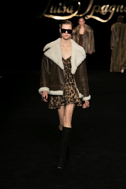 Veste en peau retourn&eacute;e et robe imprim&eacute;e l&eacute;opard aper&ccedil;ues sur le d&eacute;fil&eacute; Luisa Spagnoli