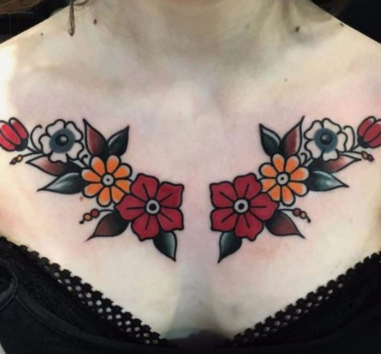 Tatouage Fleur Old School Femme Fleurs old school au-dessus de la poitrine