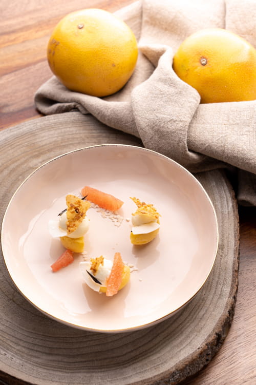 Pamplemousse de Floride à la gelée de gingembre, mousse coco et croustillant aux amandes
