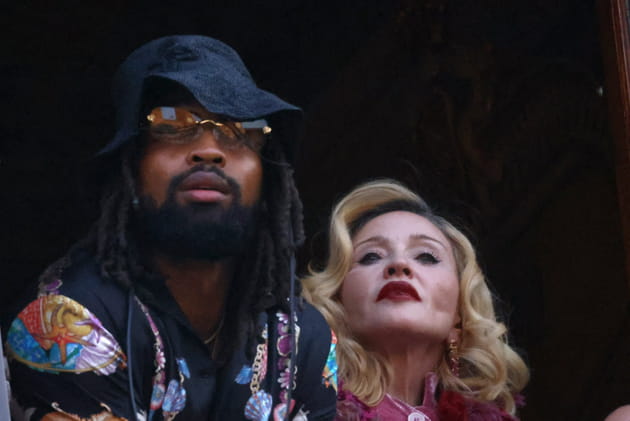 Madonna et son jeune compagnon Akeem Morris au balcon à Sienne