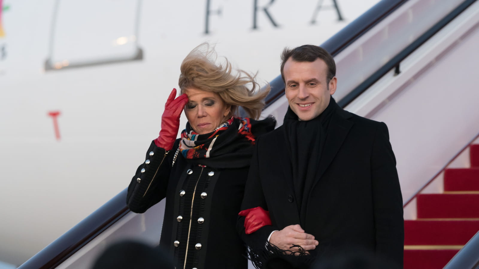 Un couple dans le vent