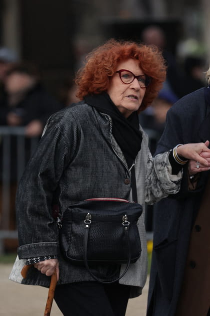 Obsèques d'Emilie Dequenne : Andréa Ferreol arrive en cane