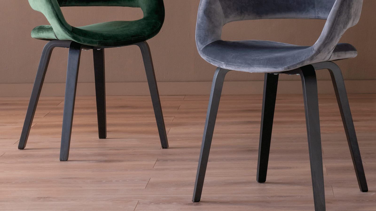 Chaise en velours vert