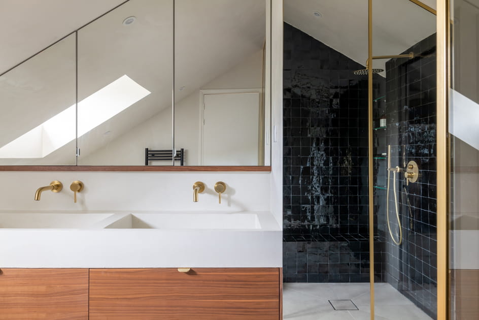 Apr&egrave;s&nbsp;: une salle de bains avec double vasque et douche spacieuse