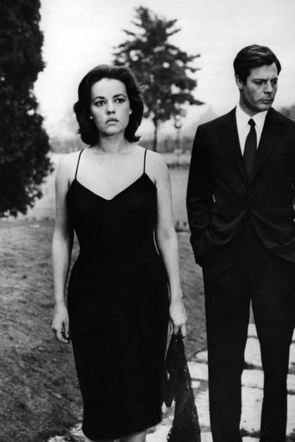 Jeanne Moreau en slip dress noire