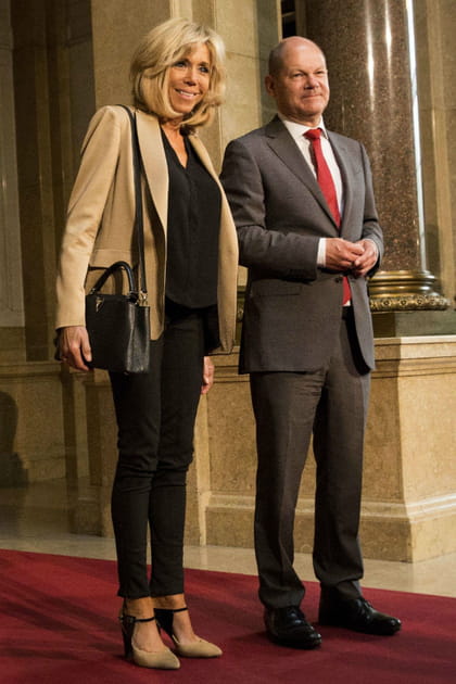 Brigitte Macron en look beige et noir