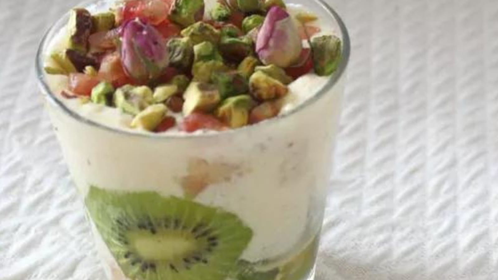 Tiramisu aux kiwis et grenades à l'eau de rose et aux pistaches