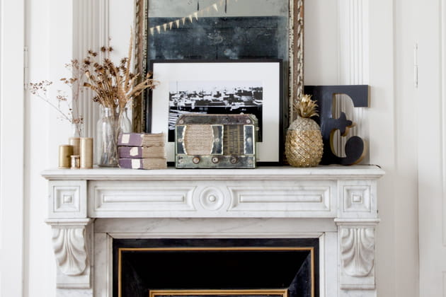 Quelques &eacute;pis de bl&eacute; s&eacute;ch&eacute;s sur la chemin&eacute;e