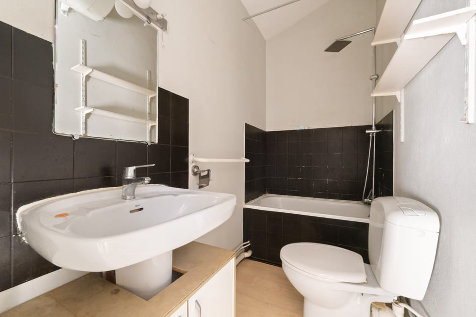 Avant&nbsp;: une salle de bains trop encombr&eacute;e et peu attirante