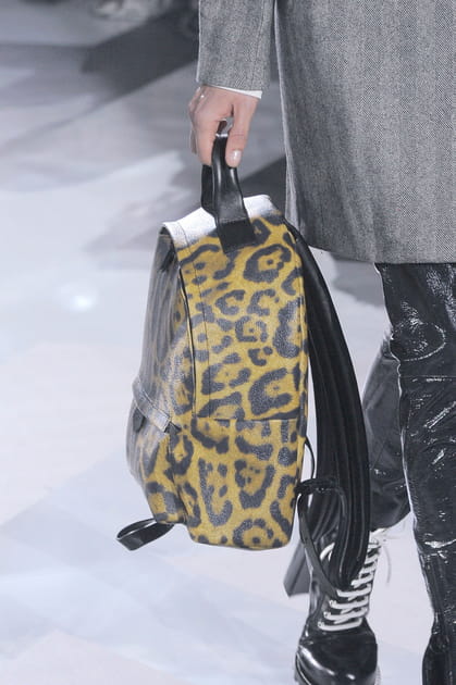 Le sac &agrave; dos leopard en cuir du d&eacute;fil&eacute; Louis Vuitton