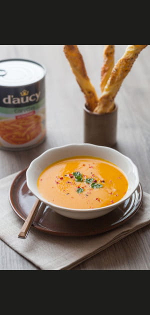 Soupe carottes et orange au cumin, feuillet&eacute;s au s&eacute;same et cumin, baies roses