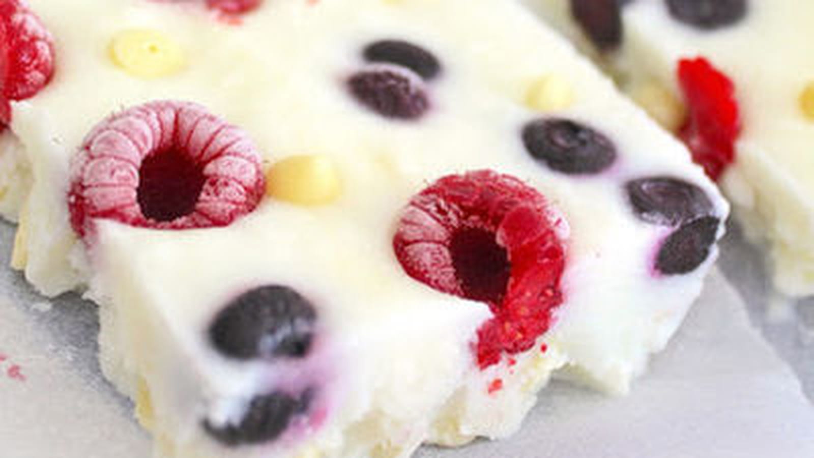 Yaourt glacé aux framboises, myrtilles et pépites de chocolat blanc