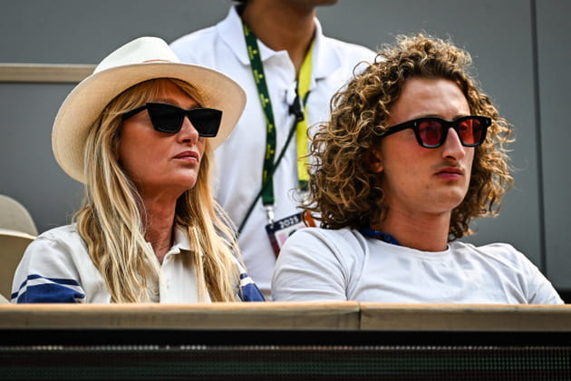Joalukas Noah et sa mère Isabelle Camus, spectateurs concentrés à Roland-Garros