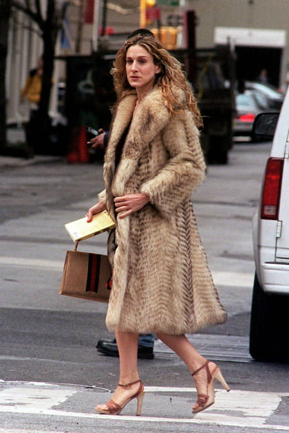 Sarah Jessica Parker en long manteau en fourrure et escarpins camel