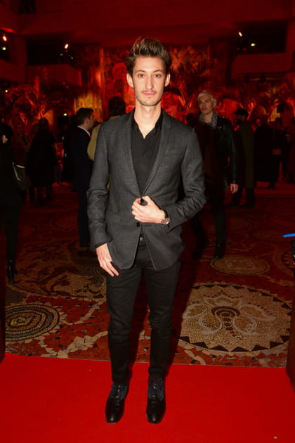 Pierre Niney au vernissage de l'exposition Louboutin