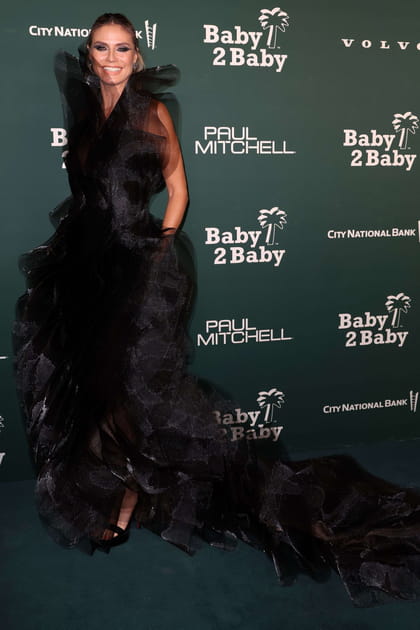 Heidi Klum en robe longue noire à volants XXL