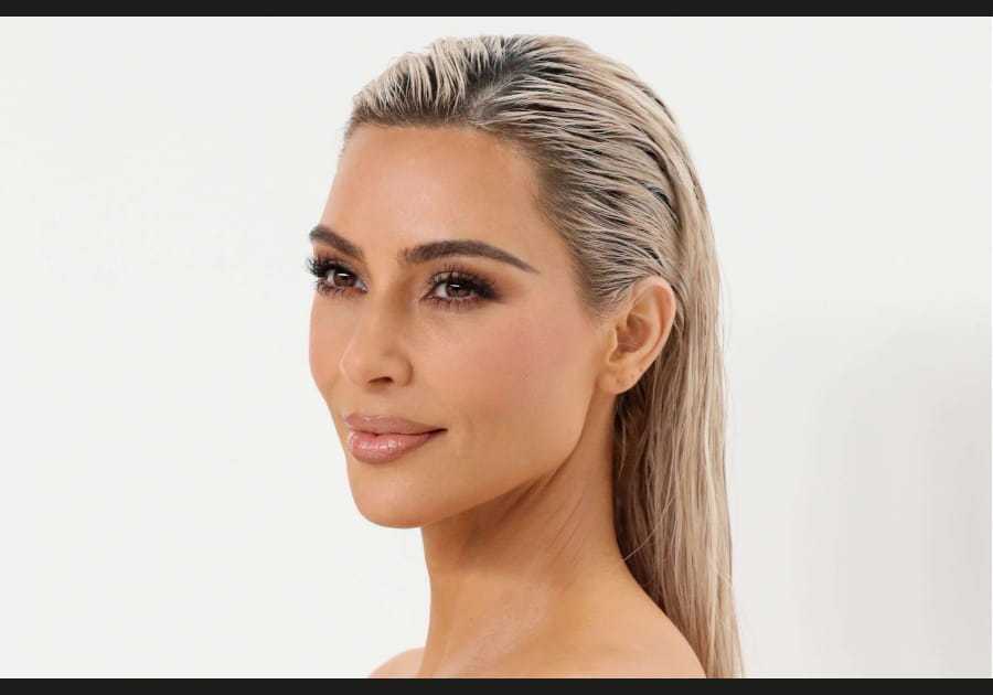 Les cheveux d&eacute;color&eacute;s de Kim Kardashian
