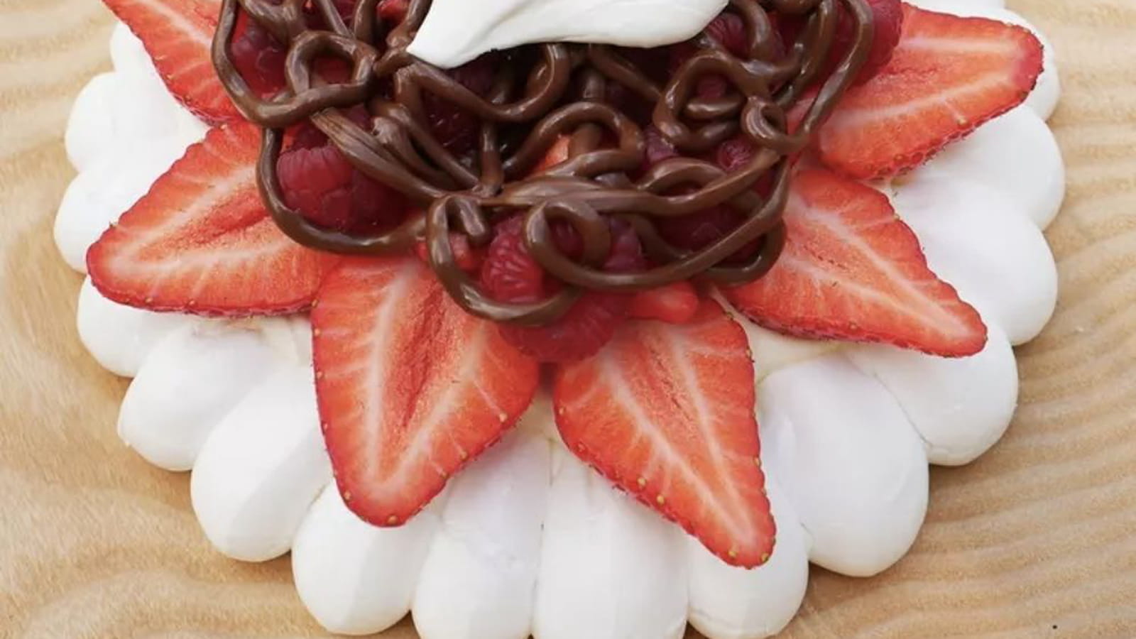 Pavlova aux fruits rouges et au Nutella de Gregory Cohen