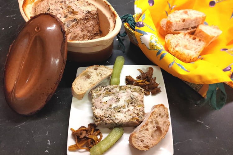 Terrine de campagne facile aux veau, poulet et chanterelles