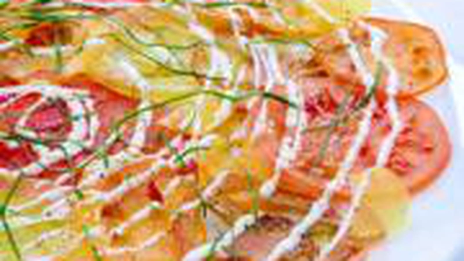 Carpaccio de tomates, crème fraîche aux quatre épices et oseille