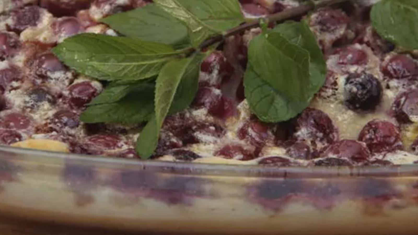 Clafoutis aux cerises, lait et purée d'amandes