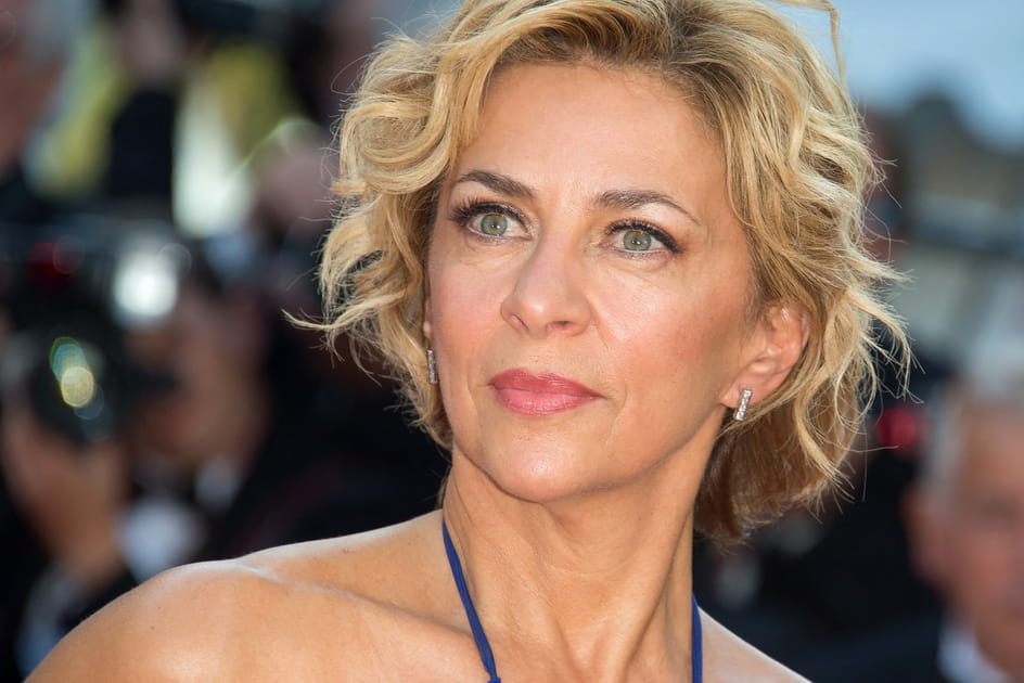 Les cheveux boucl&eacute;s sur carr&eacute; court de Corinne Touzet