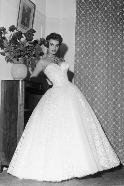 Sophia Loren en robe bustier blanche