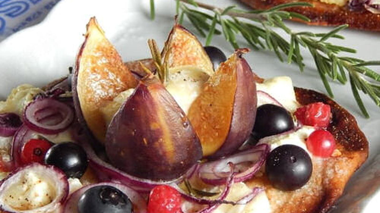 Tarte fine aux figues, chèvre, fruits rouges et romarin