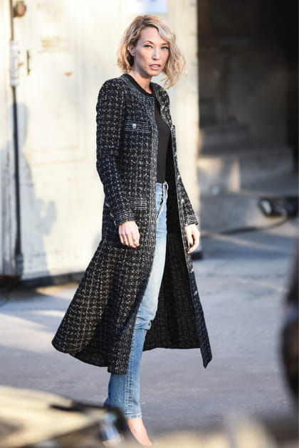 Laura Smet en manteau en tweed Chanel et jean délavé