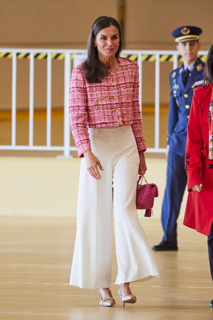 Letizia d'Espagne en veste rose en tweed Mirto et pantalon blanc ample