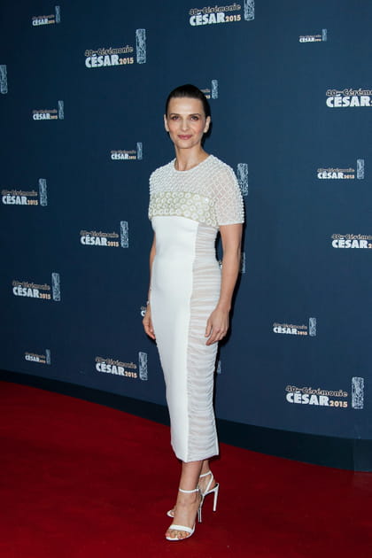Juliette Binoche en robe blanche à empiècements Balenciaga