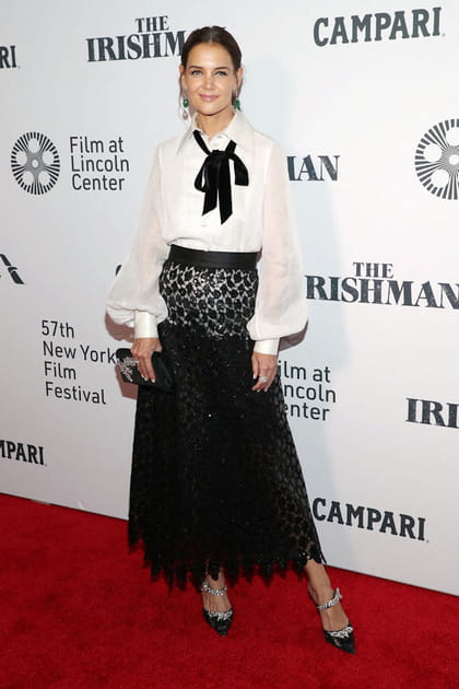 Katie Holmes en jupe noire et chemise lavalli&egrave;re