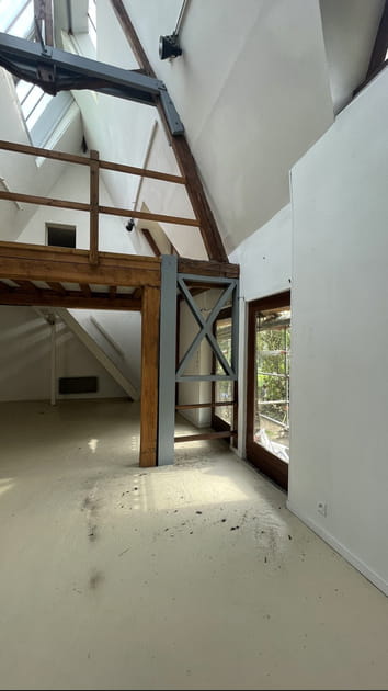 Avant&nbsp;: une pi&egrave;ce de vie sous la mezzanine