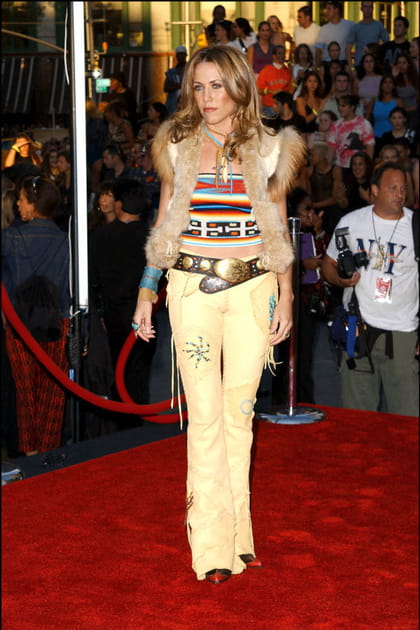 Avant&nbsp;: Sheryl Crow &agrave; 39&nbsp;ans en top bustier multicolore et veste sans manches en fourrure