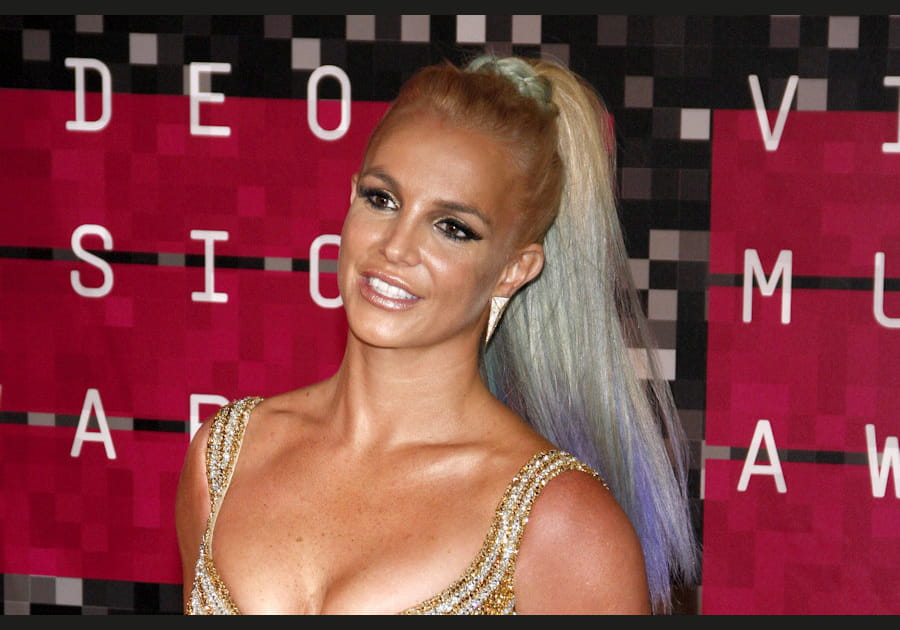 La longue queue-de-cheval color&eacute;e de Britney Spears