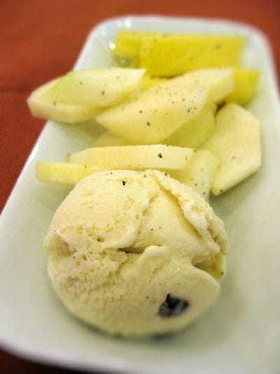 fruits frais fumé et boule de glace vanille